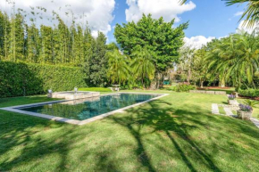 The Garden House Hot Tub Pool and Lush Garden Oasis